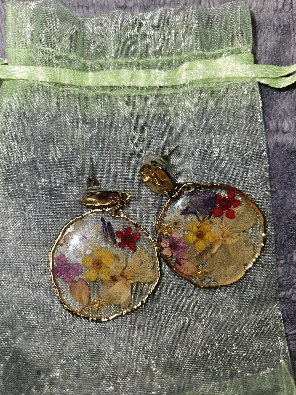 ✨ EUC Handmade Gold Pressed Flower Resin Round Drop Earrings ✨
